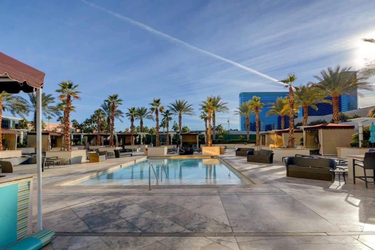 Mgm Signature-34-819 F1 Track & Strip View Ferienhaus